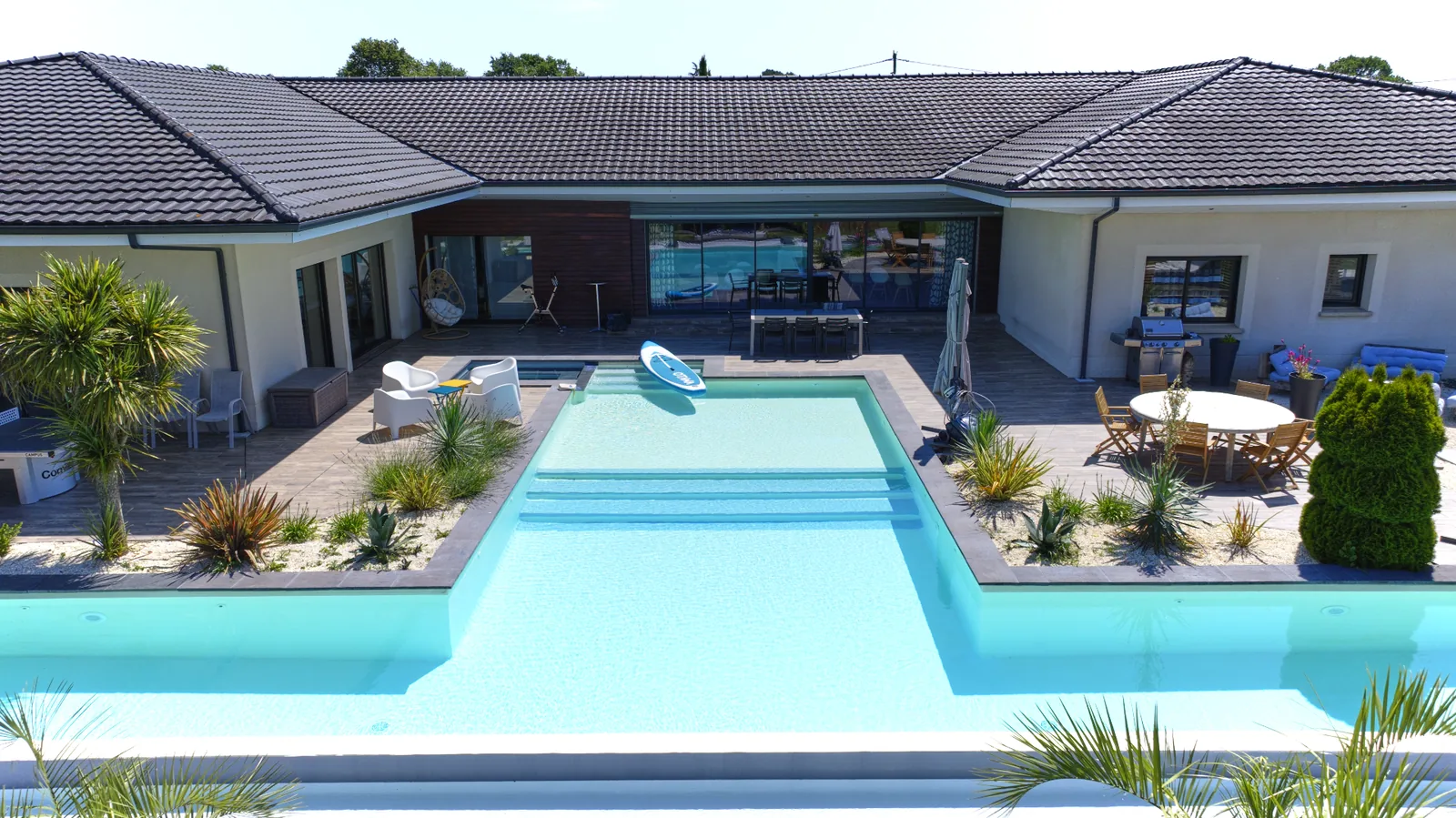 Heated 20-metre T-shaped pool at Villa de l'Isle