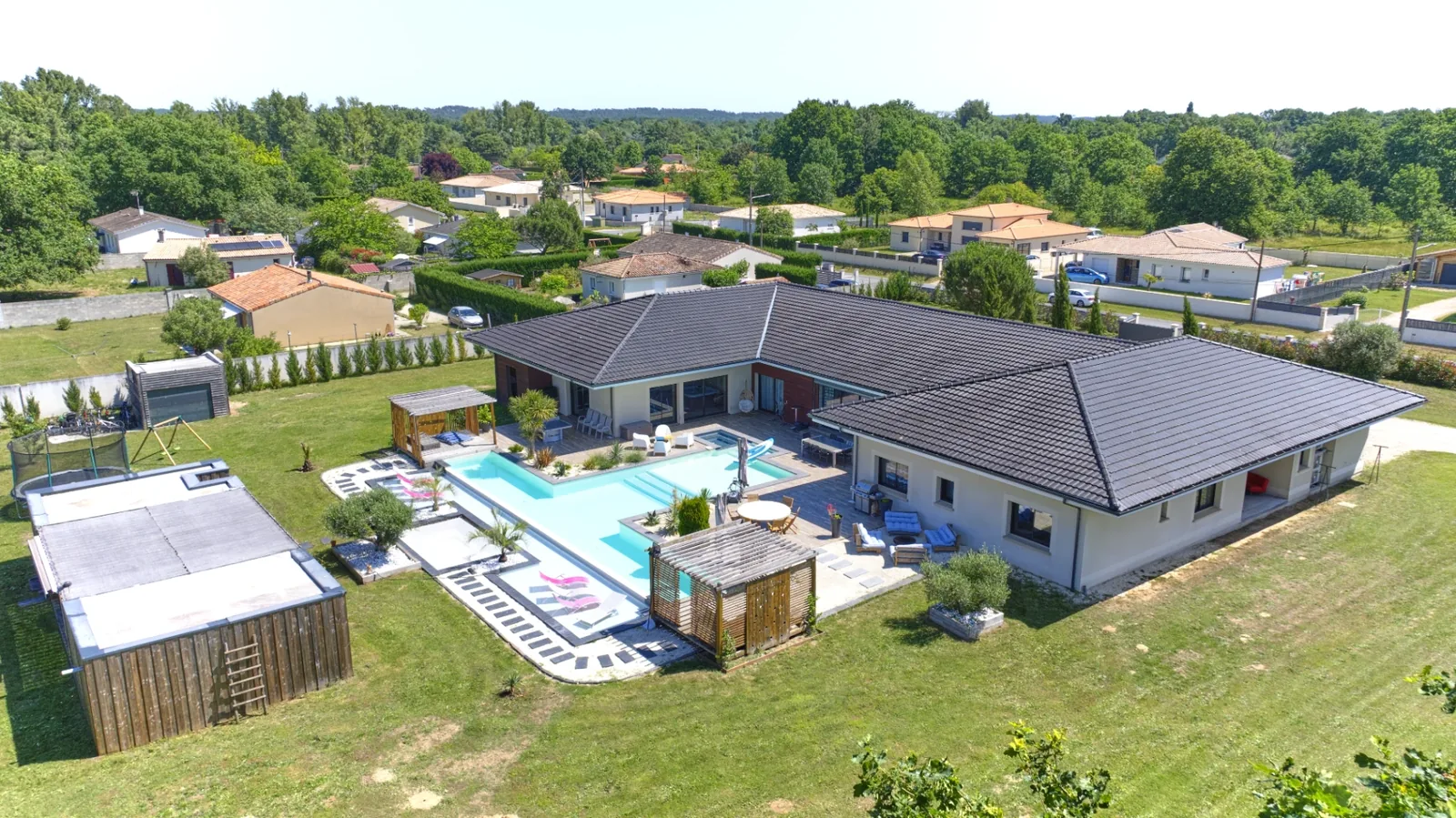 Aerial view of Villa de l'Isle luxury holiday rental, Camps-sur-l'Isle